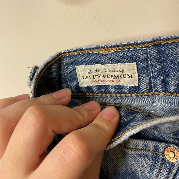 Levi's Premium Wedgie Icon Fit in Shut Up Wash Revolve Raw Hem Distressed Knees - Picture 3 of 13